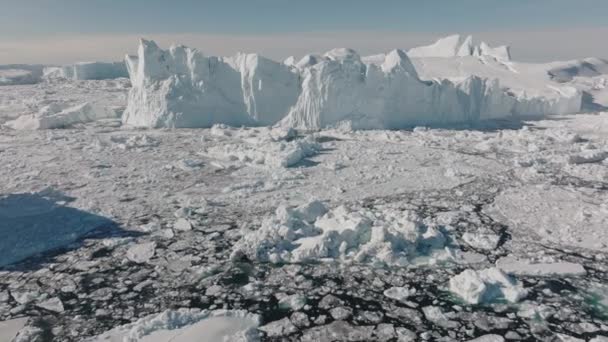 ユネスコの世界遺産に登録されているイリュリサットの海と氷の上の広いドローン — ストック動画