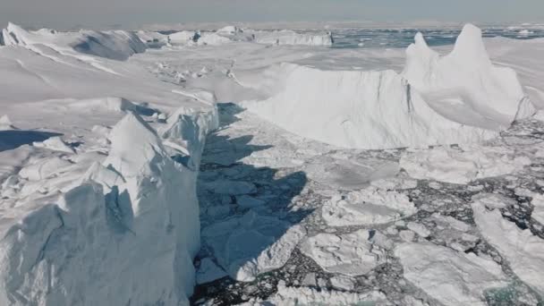 ユネスコの世界遺産に登録されているイリュリサットの海と氷の上の広いドローン — ストック動画