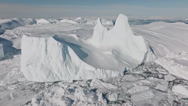 ユネスコの世界遺産に登録されているイリュリサット アイスフィヨルドへの海と氷の上の広いドローン — ストック動画