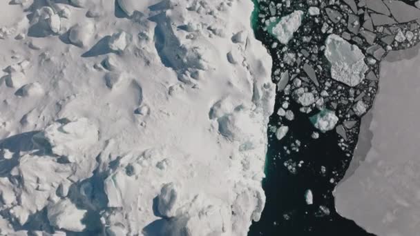 格陵兰岛Unesco世界遗产区Ilulissat Icefjord的海上和冰面上的大飞行 — 图库视频影像