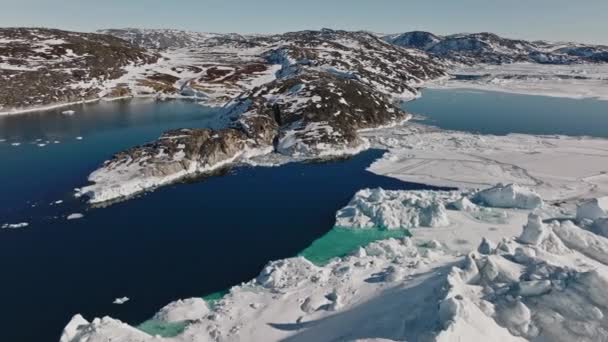 Szeroki Lot Dronem Nad Morzem Lodem Ilulissat Icefjord Kierunku Wybrzeża — Wideo stockowe