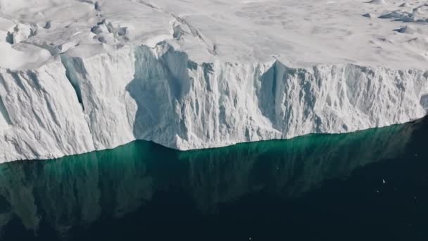 ユネスコ世界遺産イリュリサットの海と氷の海岸線を横断する広いドローン — ストック動画