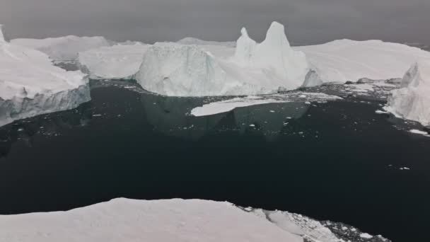 ユネスコの世界遺産に登録されているイリュリサットの海と氷の上の広いドローン — ストック動画