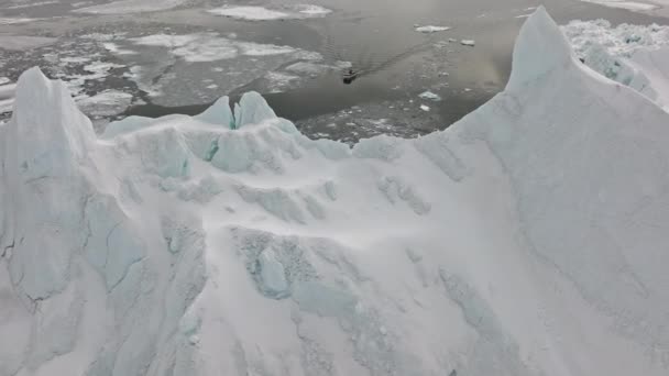 ユネスコの世界遺産に登録されているイリュリサットの海と氷の上の広いドローン — ストック動画