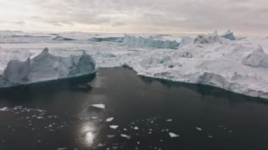 Ilulissat Icefjord, Unesco Dünya Mirasları Alanı, Grönland 'da Günışığı Denizi ve Buz Üstünde Yön Veren Geniş İHA Uçuşu