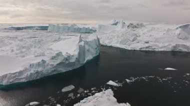 Ilulissat Icefjord, Unesco Dünya Mirasları Alanı, Grönland 'da Günışığı Denizi ve Buz Üstünde Yön Veren Geniş İHA Uçuşu