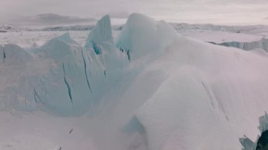 Ilulissat Icefjord, Unesco Dünya Mirası Bölgesi, Grönland 'ın Buzdan Oluşumunun Üzerinde Uçan Geniş İHA Uçuşu