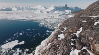 Ilulissat Icefjord 'a, Unesco Dünya Mirası Alanına, Grönland' a giden Rocky Sahil Hattı