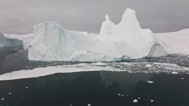 格陵兰岛联合国世界遗产场址Ilulissat Icefjord的宽无人机飞越海冰 — 图库视频影像
