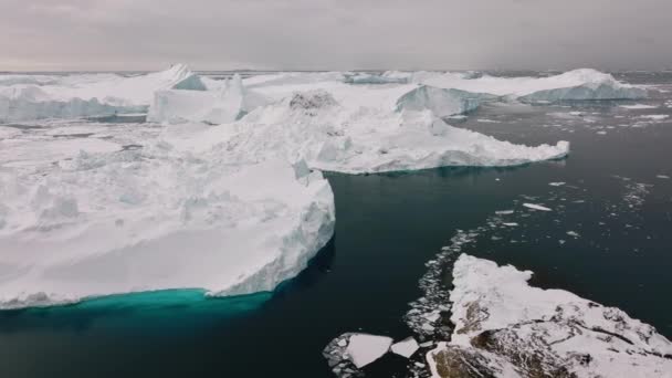 格陵兰岛联合国世界遗产场址Ilulissat Icefjord的宽无人机飞越海冰 — 图库视频影像