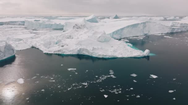 太陽光に照らされた海とイルリサットの氷の上の広いドローン飛行 世界遺産 グリーンランド — ストック動画