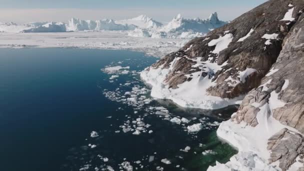 Szeroki Lot Dronem Nad Morzem Skalista Linia Brzegowa Kierunku Ilulissat — Wideo stockowe