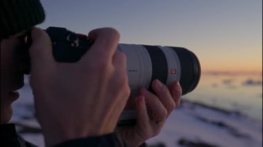 Ilulissat Icefjord, Grönland 'da günbatımını uzun mercekli kamerayla çekerken yakın çekim