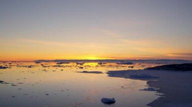 Geniş Yavaş Çekim Çekime Yaklaş Altın Güneş Işığına doğru Ilulissat Buzulu, Grönland