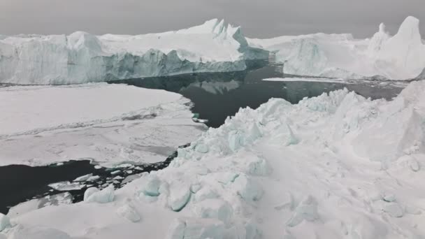 ユネスコの世界遺産に登録されているイリュリサットの海と氷の上の広いドローン — ストック動画