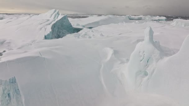 ユネスコの世界遺産に登録されているイリュリサットの海と氷の上の広いドローン — ストック動画