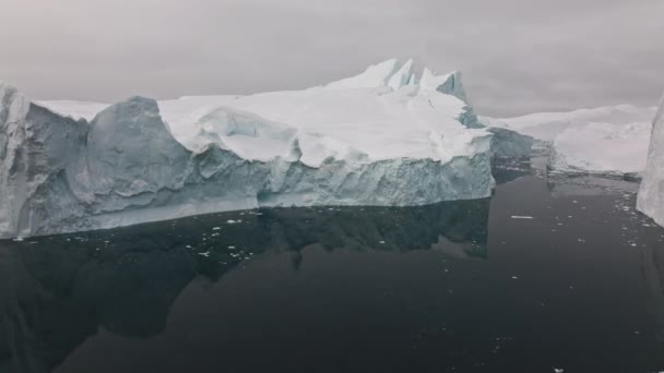 格陵兰岛Unesco世界遗产Ilulissat Icefjord的宽无人机飞越海冰海岸线 — 图库视频影像