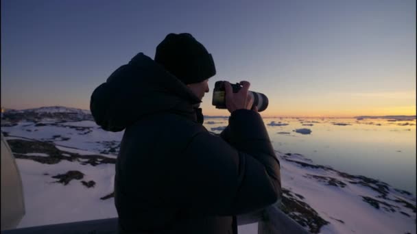 Slow Motion Medium Arcing Shot Męskiego Fotografa Focussing Camera Sunset — Wideo stockowe