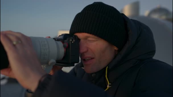 슬로우 Medium Shot Photographer Looking Viewfinder Camera Shoot Sunset Ilulissat — 비디오