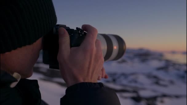 Handheld Close Shot Photographer Using Camera Long Lens Shoot Sunset — 비디오