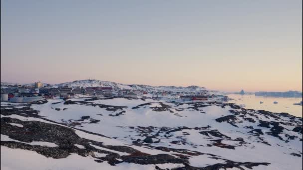 Wide Shot Snow Covered Village Coastline Sunset Ilulissat Icefjord Greenland — стокове відео