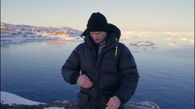 Ilulissat Icefjord, Grönland 'ın sahil şeridinde Fermuarlı Adam' ın Yavaş Çekimi