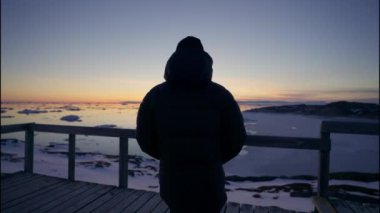 Ilulissat Icefjord, Grönland 'da, Walkway' de gün batımına bakarken...