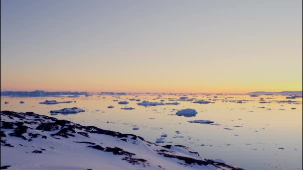 Slow Motion Panning Shot Snow Covered Coastline Sunset Ilulissat Icefjord — Stock videók