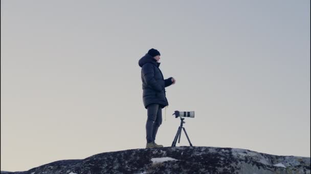 Handholned Panning Wide Shot Man Pointing Top Rock Camera Tripod — стокове відео
