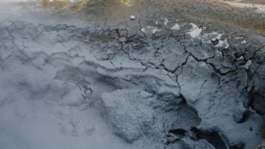 Hver Myvatn Jeotermal Bölgesi 'nde Doğal Buhar Havzalı Çamur Havuzu. İzlanda, Myvatn Gölü yakınlarındaki Hver Jeotermal Alanları. Popüler Turizm Merkezi. Yakın plan çekim. Kamera Sola Taşır