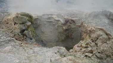 Myvatn Gölü yakınlarındaki Hver Jeotermal Bölgesi 'nde Buharlı Fumarol' un yakın plan çekimi. İzlanda