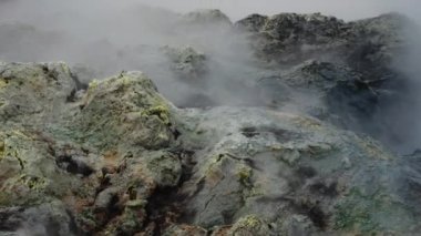 Myvatn Gölü 'nün yakınındaki Hver Jeotermal Bölgesi' nde Buharlı Fumarol 'un Yakın Çekimi. İzlanda