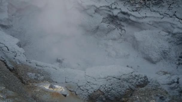 Hverir Myvatn地热地区的泥沼池 冰岛Myvatn湖附近的Hverir地热田 受欢迎的旅游胜地 特写镜头 相机右移 — 图库视频影像