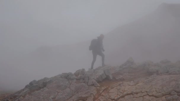 Hombre Fotógrafo Con Cámara Grande Sus Manos Camina Través Vapor — Vídeo de stock