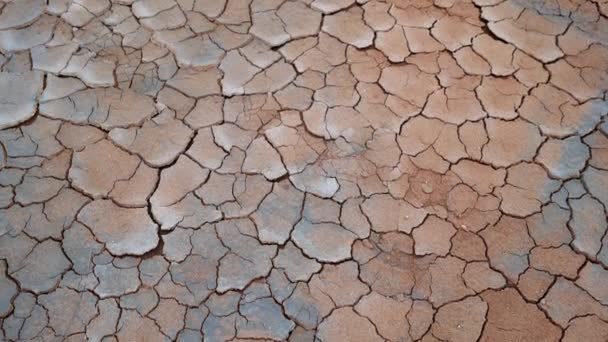 Primer Plano Tilt Shot Cracked Dry Mud Hverir Geothermal Área — Vídeo de stock