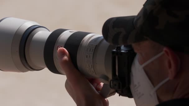 Primer Plano Pan Shot Man Photographer Cap Mask Shooting Something — Vídeos de Stock