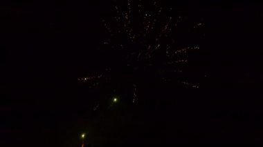 Çok Renkli Havai fişek Gösterisinin Destansı Nefes Kesen Görünümünün Hava FPV Drone Çekimi. 360 dönümlü İHA Dönüşü