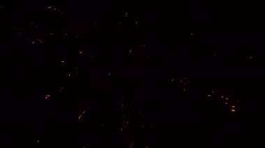 Çok Renkli Havai fişek Gösterisinin Destansı Nefes Kesen Görünümünün Hava FPV Drone Çekimi. 360 dönümlü İHA Dönüşü