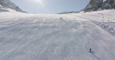 Kitzsteinhorn Dağı 'ndaki Kayak Yamacındaki İnsanlar Üzerine Kışın Geniş İHA Uçuşu, Yüksek Tauern Sıradağları, Orta Doğu Alpleri, Avusturya