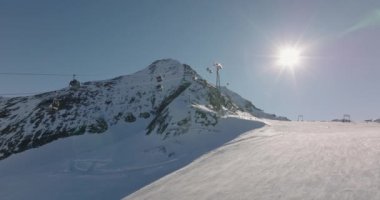 Kitzsteinhorn Dağı 'ndaki Parlayan Güneş' e ve Kablolu Araca doğru Kışın Geniş İnsansız Hava Aracı Uçuşu, Orta Doğu Alpleri, Avusturya