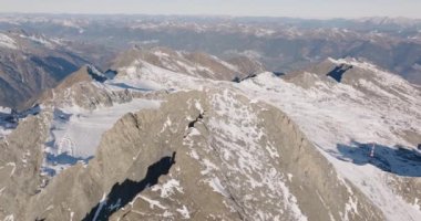 Kitzsteinhorn Dağı üzerinde kış aylarında geniş insansız hava aracı uçuşu, yüksek Tauern Sıradağları, Orta Doğu Alpleri, Avusturya