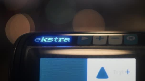 Nahaufnahme Eines Beleuchteten Elektronischen Fahrkartenautomaten Auf Dem Bahnsteig Des Bahnhofs — Stockvideo