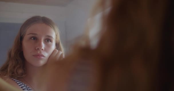 Spiegelung Spiegel Einer Schönen Jungen Frau Mit Welligen Blonden Haaren — Stockvideo