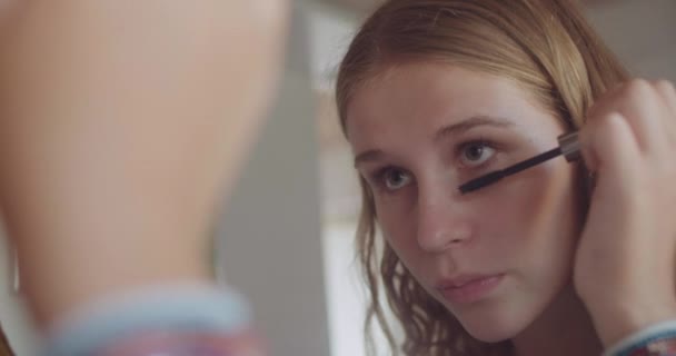 Reflexión Espejo Una Hermosa Mujer Joven Con Pelo Rubio Ondulado — Vídeos de Stock
