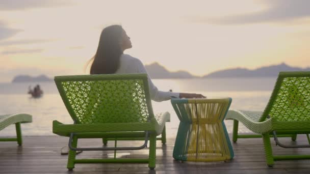 Una Mujer Con Cabellos Oscuros Sentada Salón Verde Disfruta Vista — Vídeos de Stock