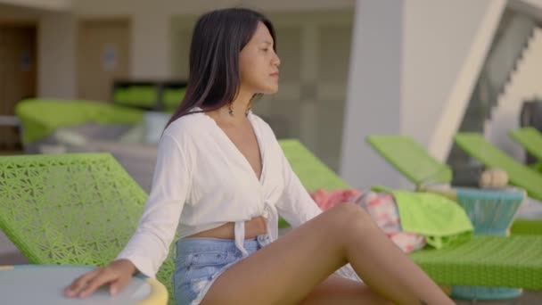Eine Frau Mit Dunklen Haaren Wenig Tätowierung Bein Weißem Hemd — Stockvideo