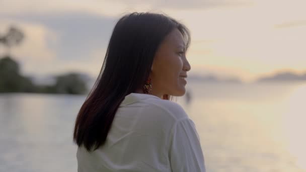 Ett Porträtt Vacker Asiatisk Kvinna Med Mörka Hår Mot Kommande — Stockvideo