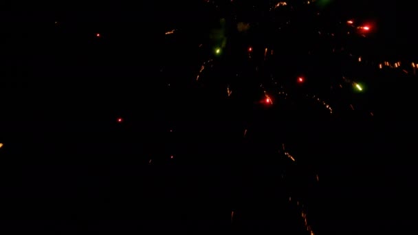 多色花火ディスプレイの壮大な息をのむような景色の空中Fpvドローンショット 360回転のドローンスピニング — ストック動画