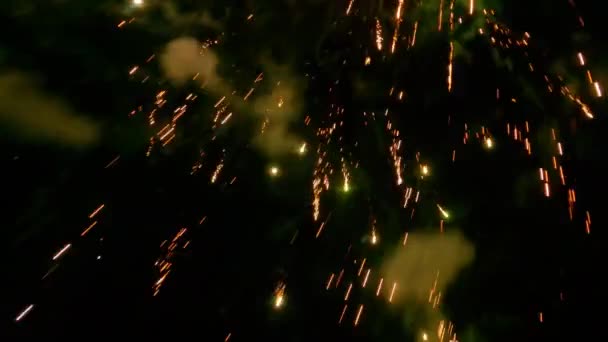 多色花火ディスプレイの壮大な息をのむような景色の空中Fpvドローンショット 360回転のドローンスピニング — ストック動画
