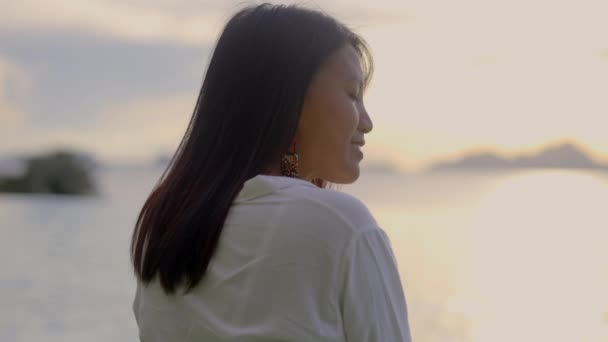 Ett Porträtt Vacker Asiatisk Kvinna Med Mörka Hår Mot Solnedgången — Stockvideo